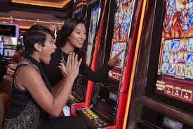 Antarmuka permainan Fortune Rabbit rajaolympus menampilkan gulungan, simbol bertema kelinci, dan tombol putar